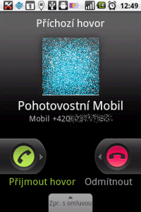 Příchozí hovor lze přijmout či odmítnout na displeji