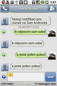 V editoru jsou zprávy zobrazeny jako konverzace, dole je pole pro odpověď