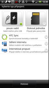 Při připojení telefonu k počítači kabelem je nabídnuta řada možností
