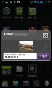 Přijaté textové zprávy aplikace zobrazuje v plovoucím okně