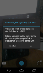 Aplikace se při prvním spuštění zeptá, zda chcete ukládat do snímků jejich GPS polohu