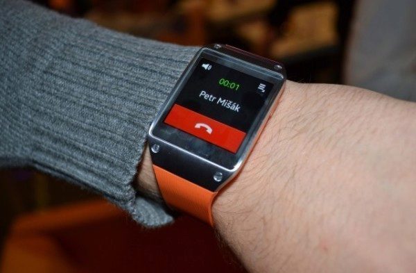 Gear umí telefonovat, což je sice netradiční, ale konkurence to zkrátka neumí