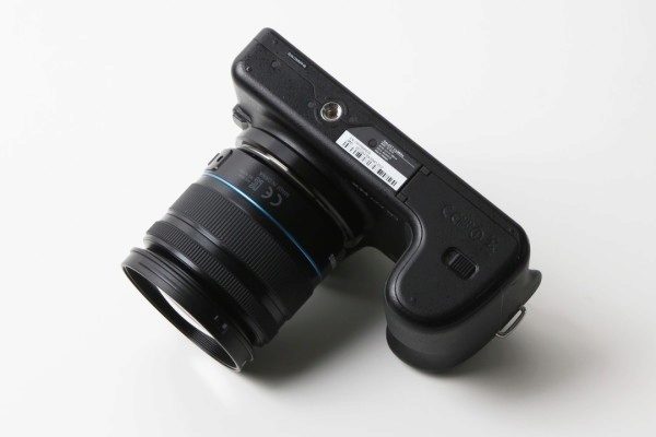 Samsung Galaxy NX - spodní strana