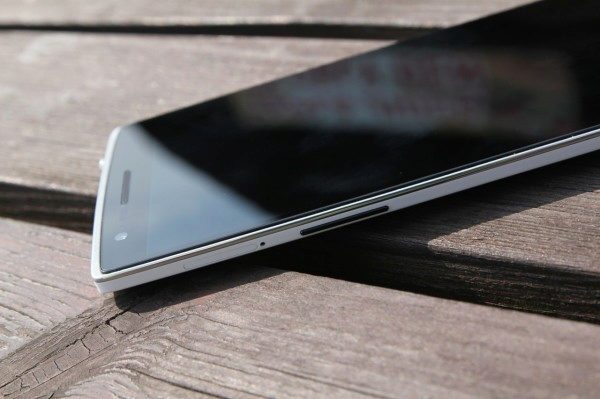 oneplus one na stole bily