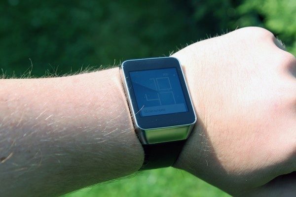 Samsung Gear Live viditelnost na slunci maximální jas 1