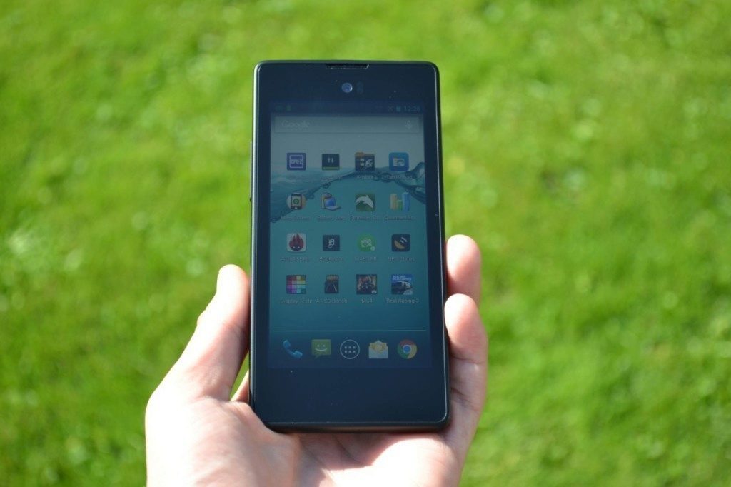 yotaphone c9660 predni strana 4