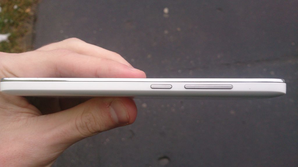 Huawei G630 pravá strana telefonu vypínací tlačítko a kolébka hlasitosti