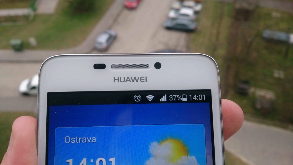 Huawei G630 přední strana telefonu senzory a fotoaparát