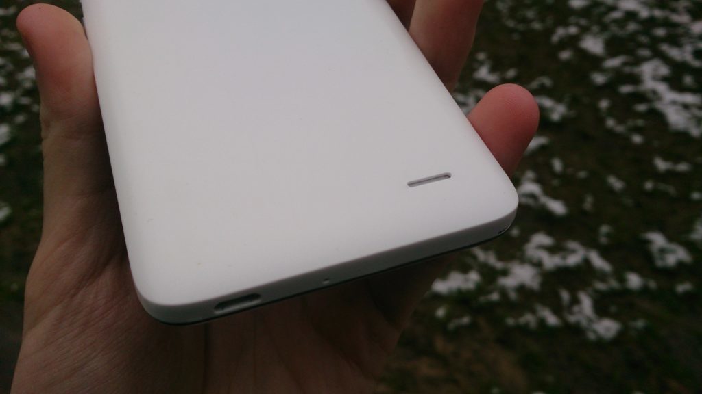 Huawei G630 záda telefonu reproduktor
