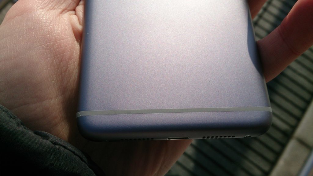 Lenovo S910 záda telefonu plastový pruh
