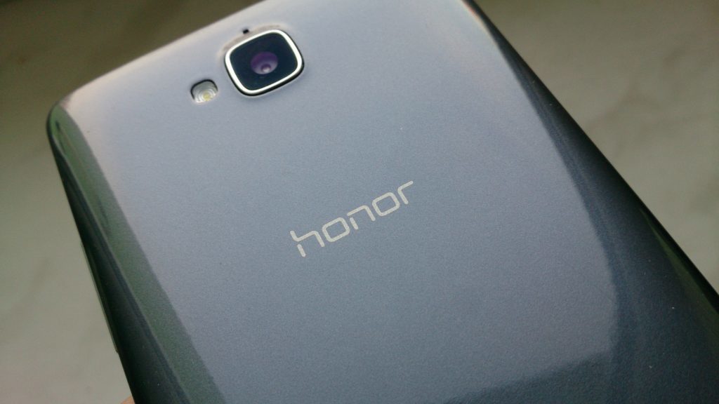 honor 3c zadní strana fotoaparát a blesk1