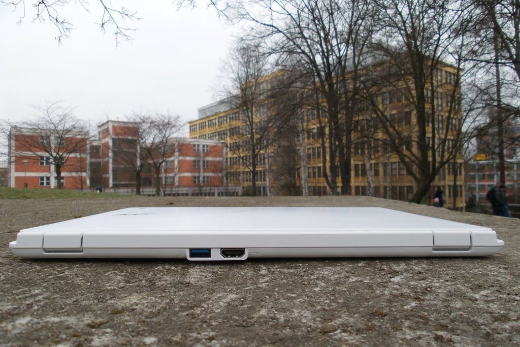 Chromebook 13 konektory záda