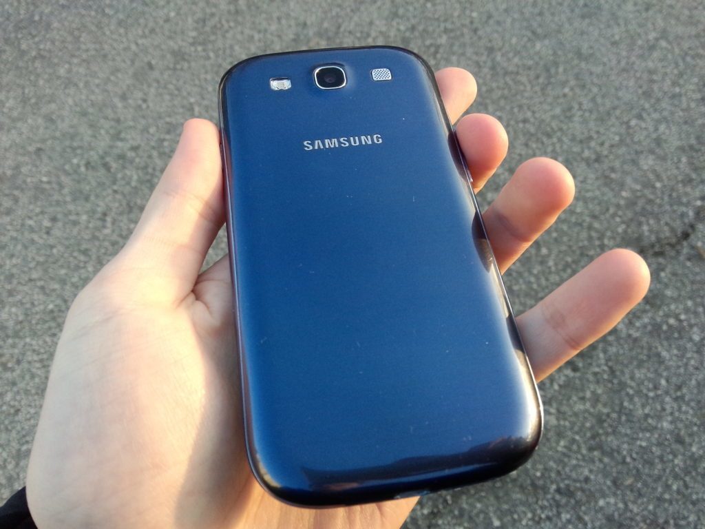 Samsung Galaxy s3 neo záda telefonu 2