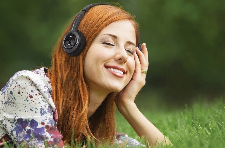 LifestyleShot Gal listen music Jam 10cm