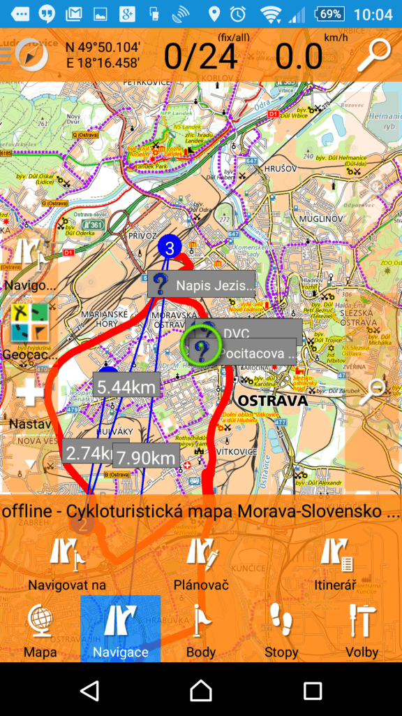 Tlačítko se třemi čárkami vyvolává spodní nabídku