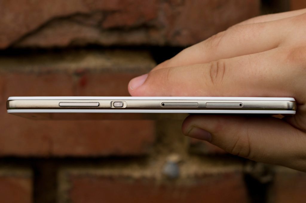 Huawei P8 Lite bok 2