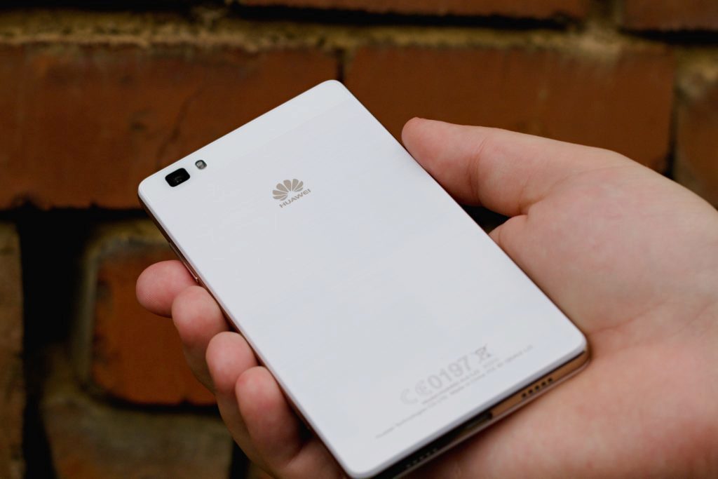 Huawei P8 Lite záda 2