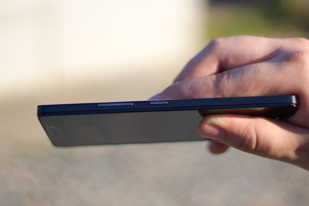 Lenovo A7000 tlačítka na boku