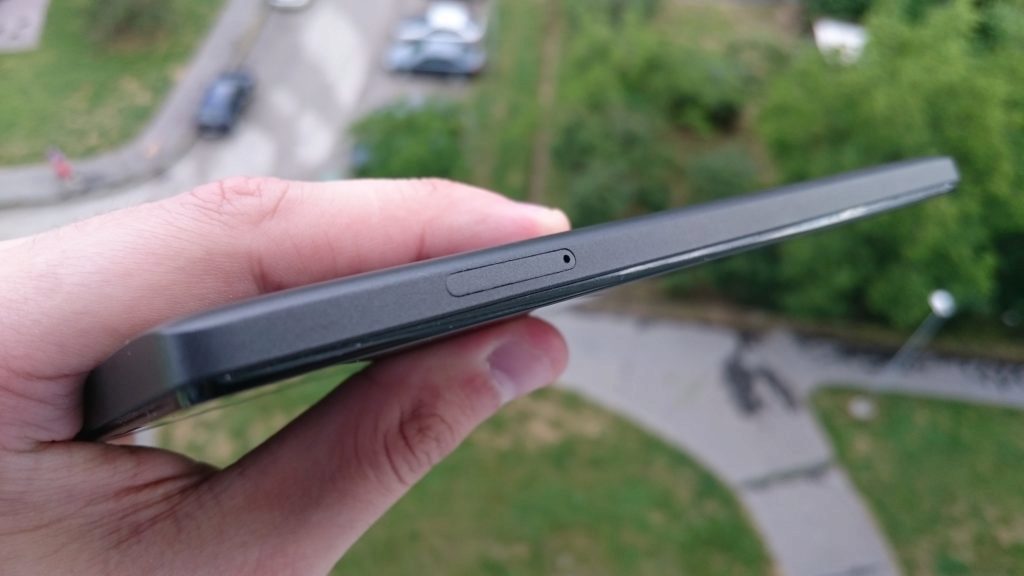 Lenovo P90 zdířka pro vyjmutí slotu na SIM kartu