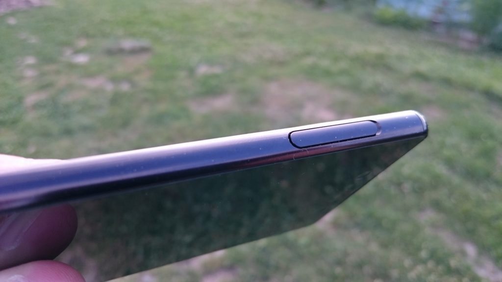 Sony Xperia Z3 slot pro microSD a SIM kartu