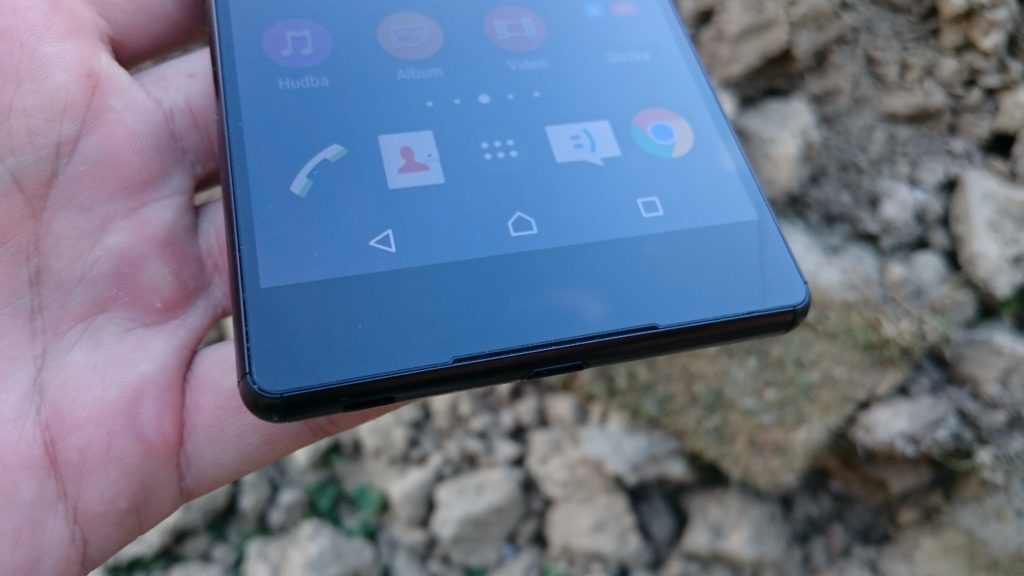 Sony Xperia Z3 spodní reproduktor