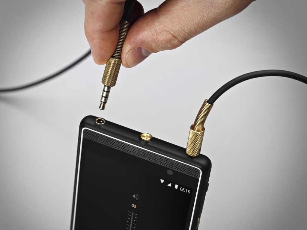 Zvuk může být vysílán do dvou 3,5mm audio konektorů