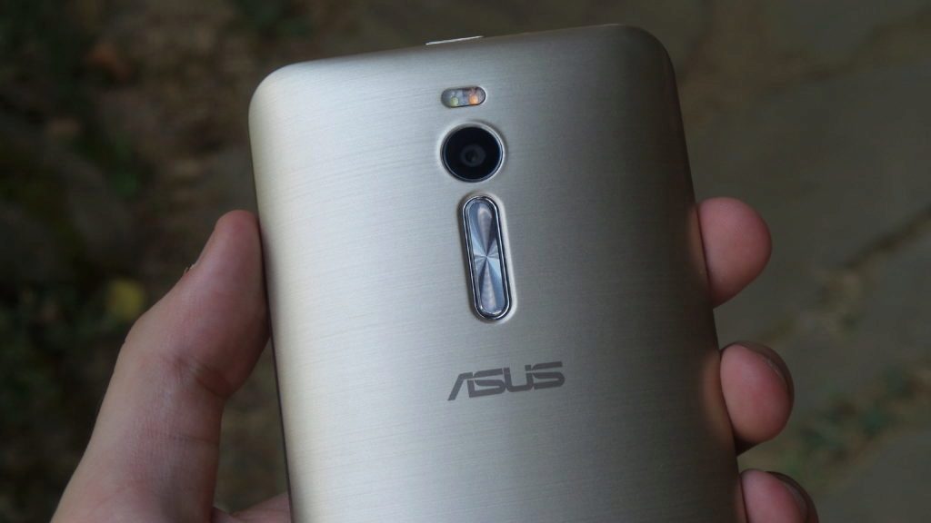 Asus Zenfone 2 kolébka hlasitosti zadní fotoaparát a přisvětlovací LED dioda