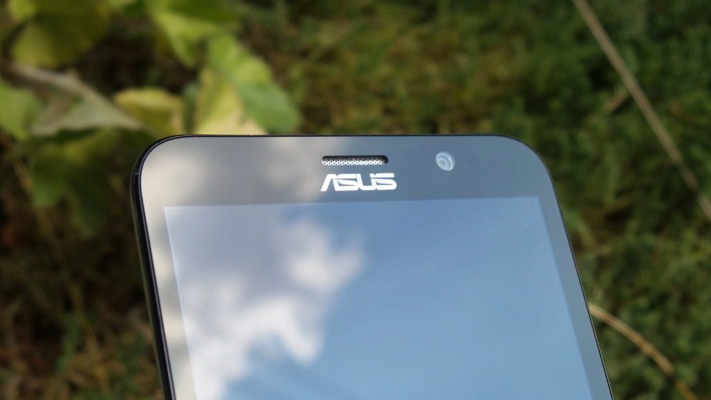 Asus Zenfone 2 reproduktor pro volání přední fotoaparát senzory1