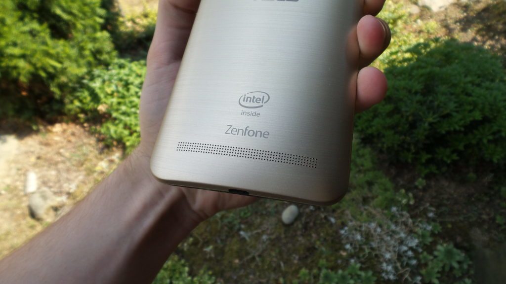 Asus Zenfone 2 zadní hlasitý reproduktor