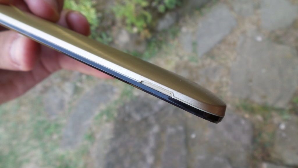 Asus Zenfone pravý rám zdířka pro sundání krytu