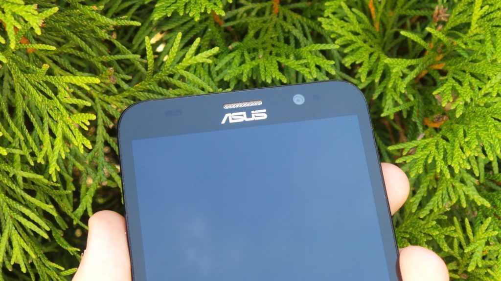 Asus Zenfone přední strana reproduktor pro volání senzory fotoaparát