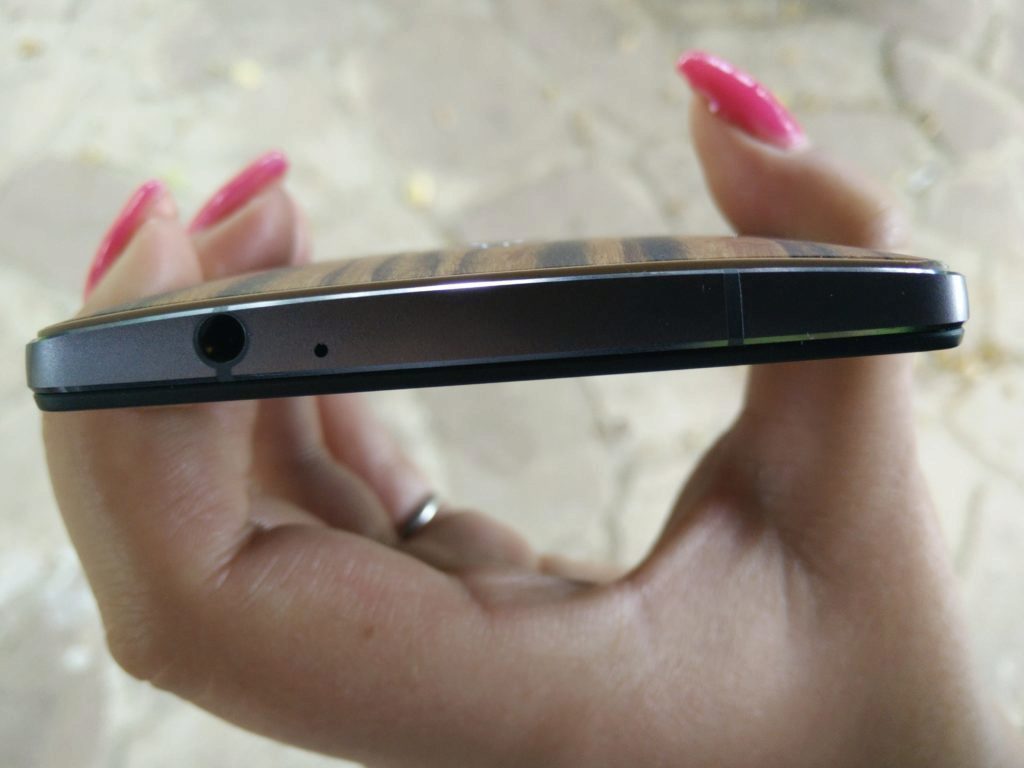 OnePlus 2 Horní strana telefonu 35mm jack sekundární mikrofon