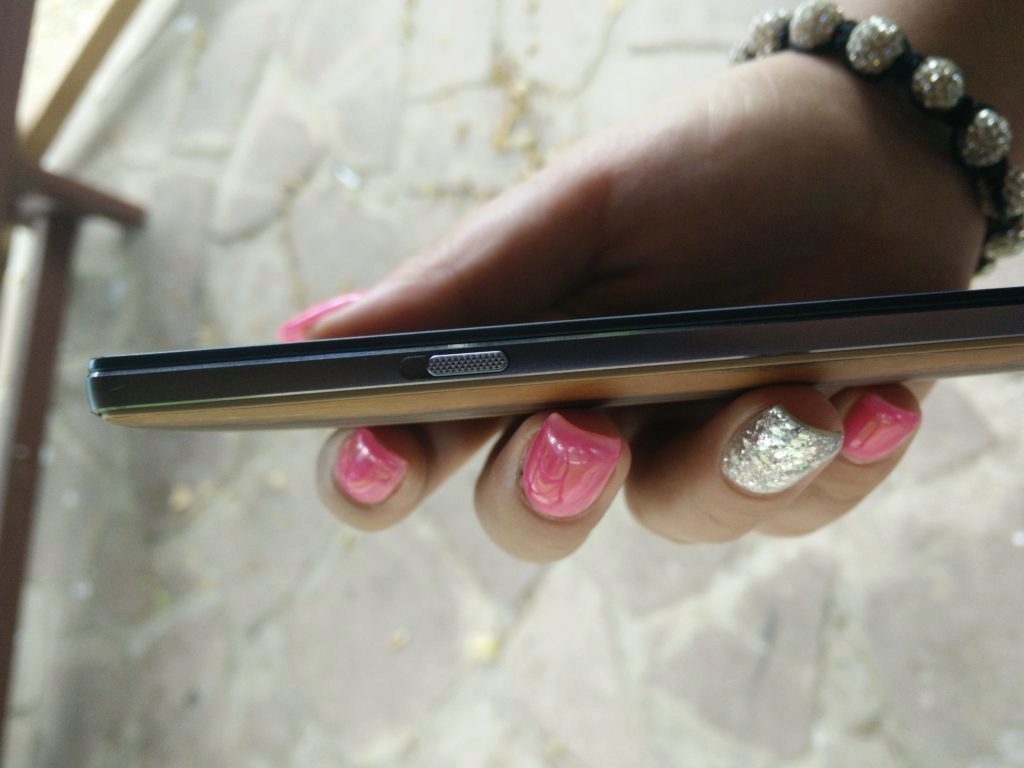 OnePlus 2 Levá boční strana telefonu notifikační klávesa