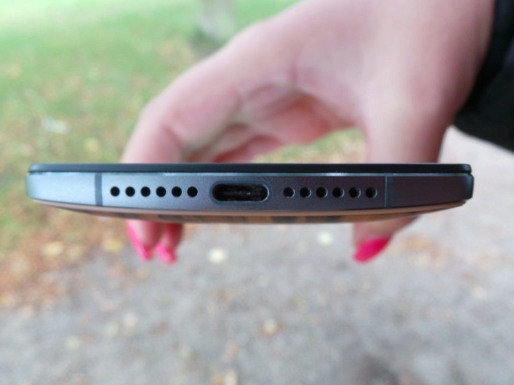 OnePlus 2 Spodní strana telefonu primární mikrofon konektor USB typu C hlasitý reproduktor