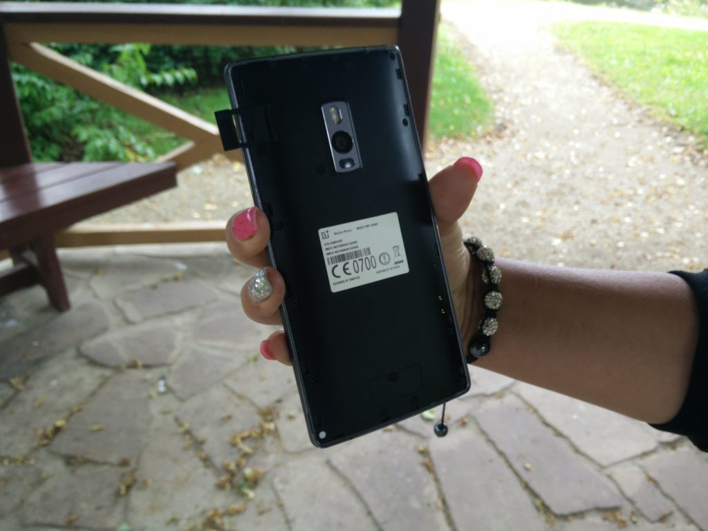OnePlus 2 Záda telefonu po odejmutí krytu šuplík pro SIM karty