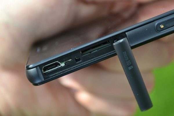 Micro USB konektor a Micro SD slot