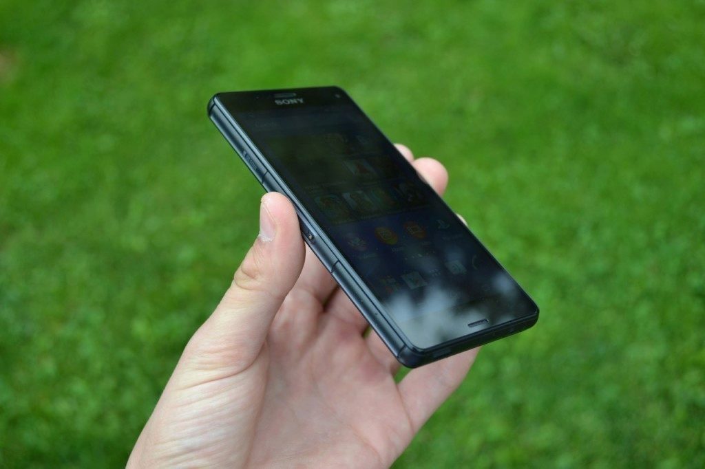 sony xperia z3 compact predni strana telefonu 5