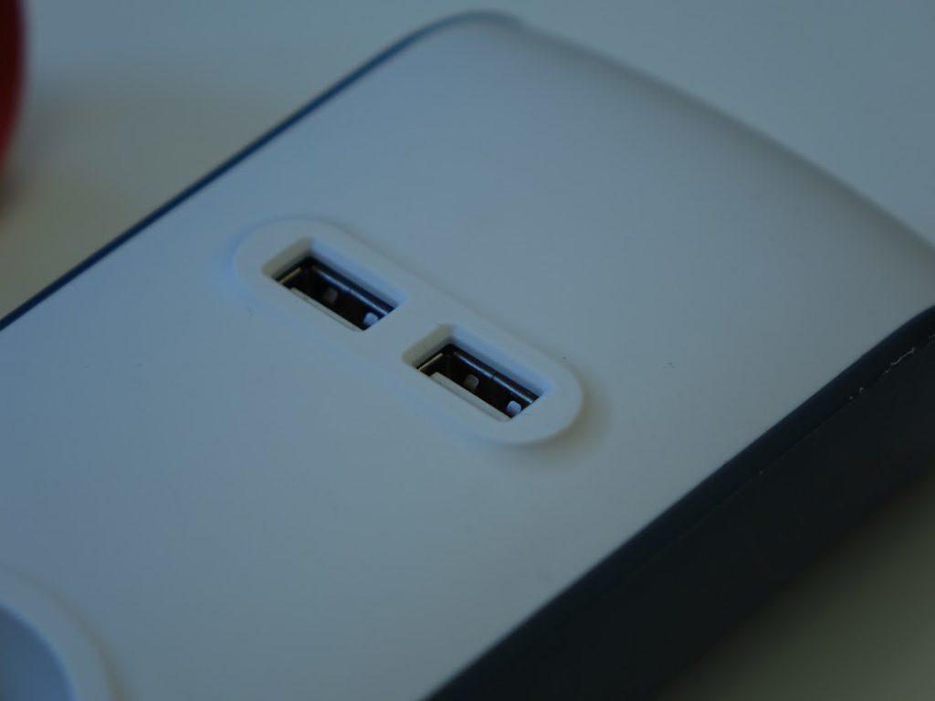 Belkin SurgeStrip Konstrukce 2 USB porty1