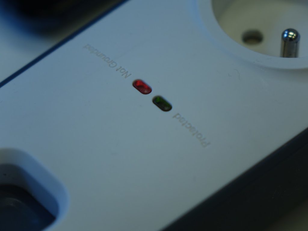 Belkin SurgeStrip Konstrukce dvojice LED diod1