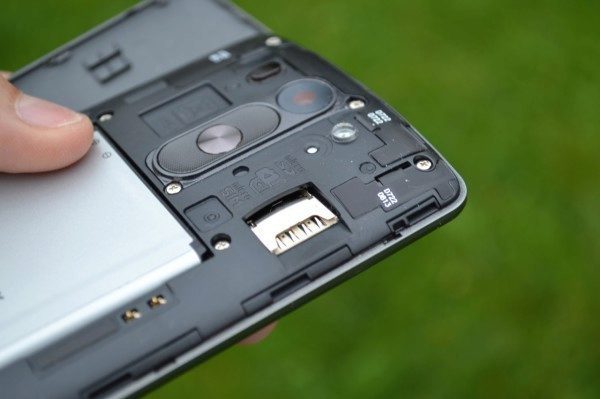 Slot pro MicroSIM a MicroSD karty
