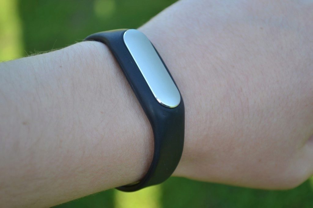 xiaomi miband nasazeny na ruce 1