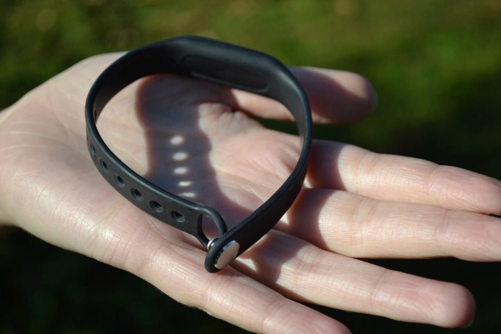 xiaomi miband polozeny ve dlani 1