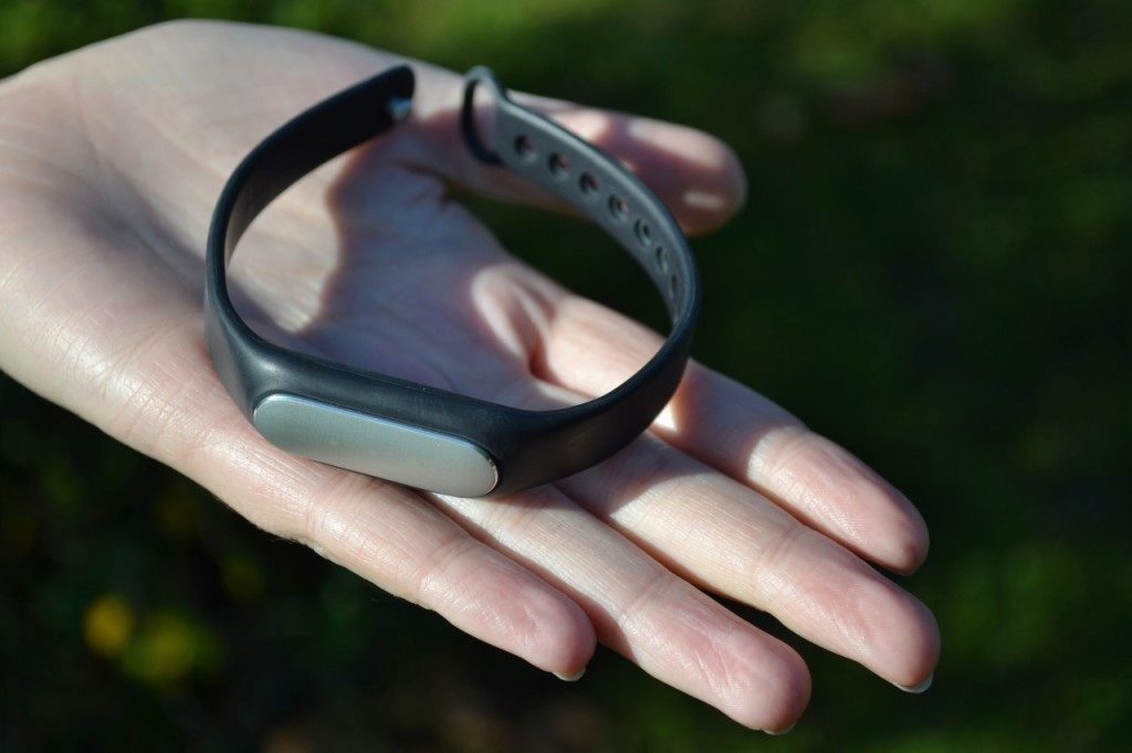 xiaomi miband polozeny ve dlani 2