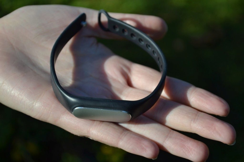 xiaomi miband polozeny ve dlani 3