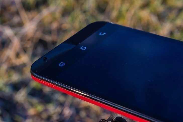 Asus ZenFone 2 Laser - výřez pro odloupnutí krytu