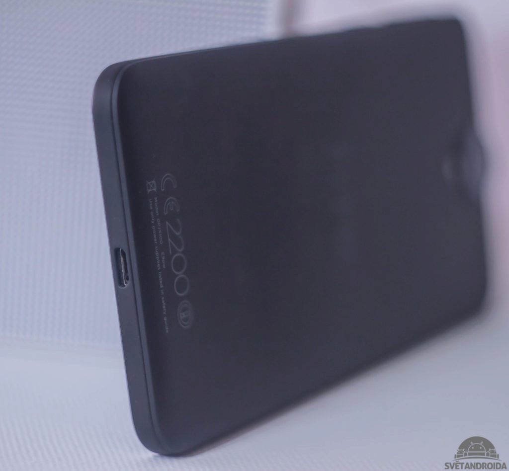 HTC One E9 spodní hrana
