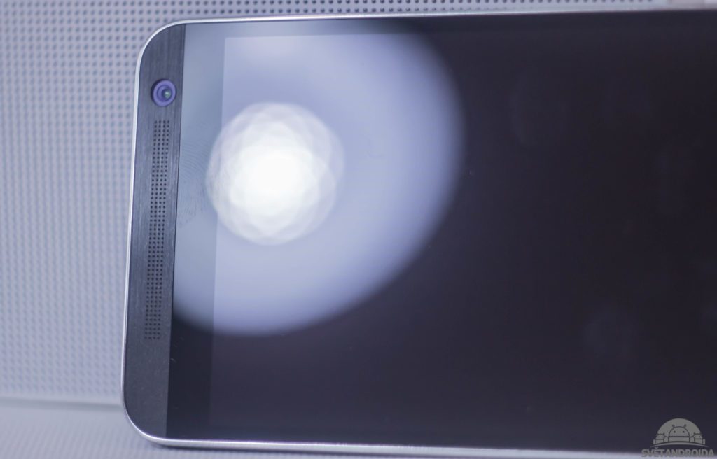 HTC One E9 část nad displejem