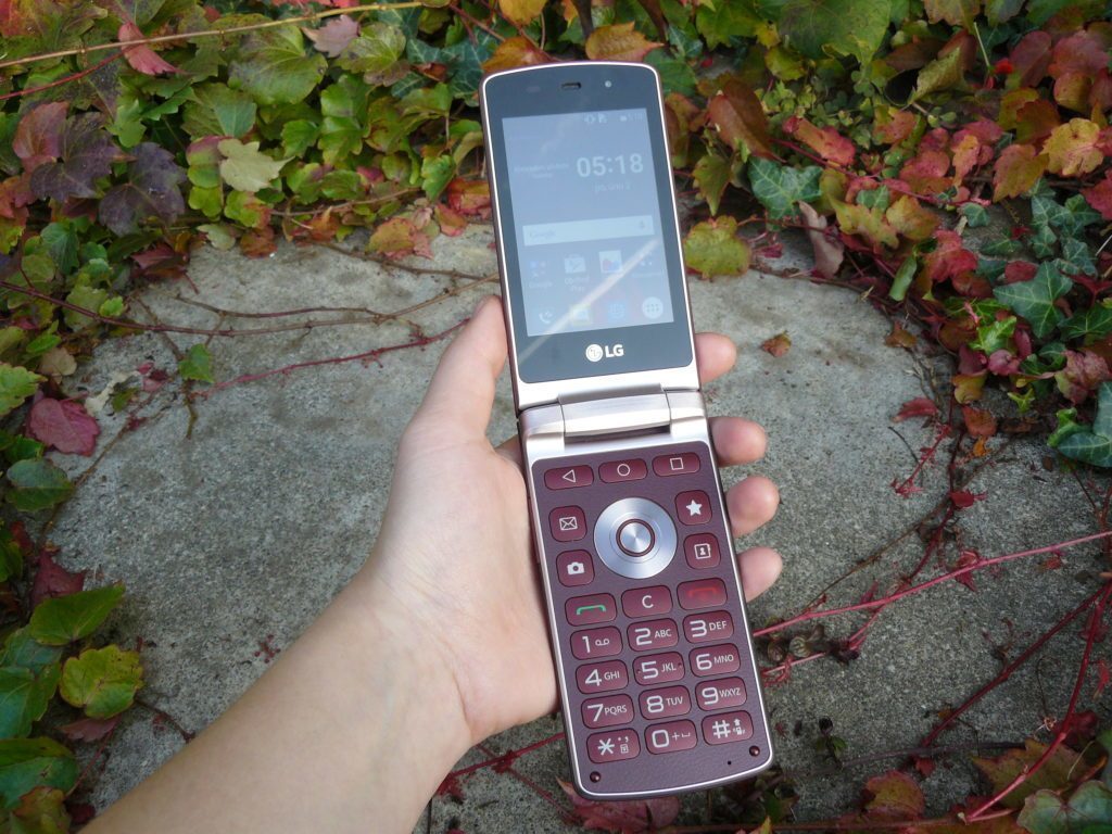 LG Wine Smart véčko v ruce