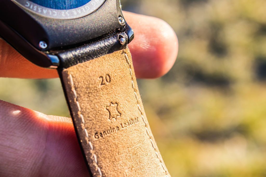 Samsung Gear S2 pásek je z kůže