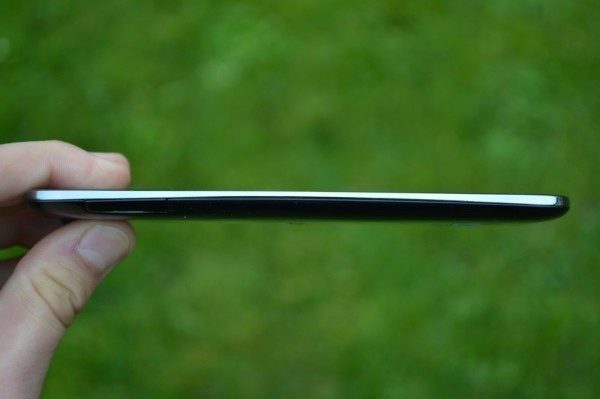 Krytka pro SIM a MicroSD byla trochu uvolněná
